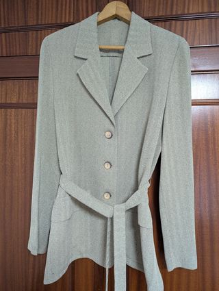 Traje de pantalón beige y gris