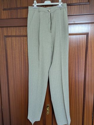 Traje de pantalón beige y gris