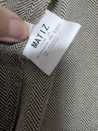 Traje de pantalón beige y gris