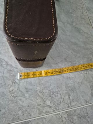 Zapatero de piel marrón