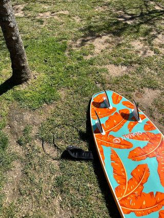 Tabla de surf Olaian con quillas y leash
