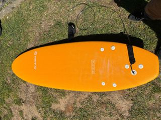 Tabla de surf Olaian con quillas y leash