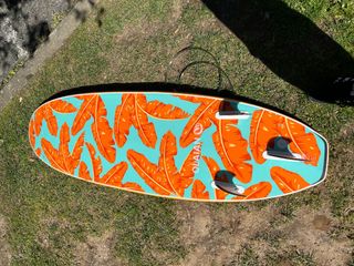 Tabla de surf Olaian con quillas y leash