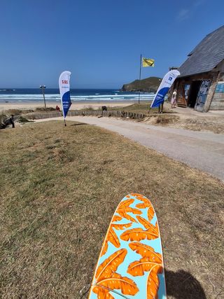 Tabla de surf Olaian con quillas y leash