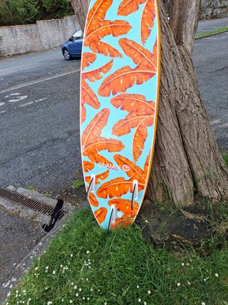 Tabla de surf Olaian con quillas y leash