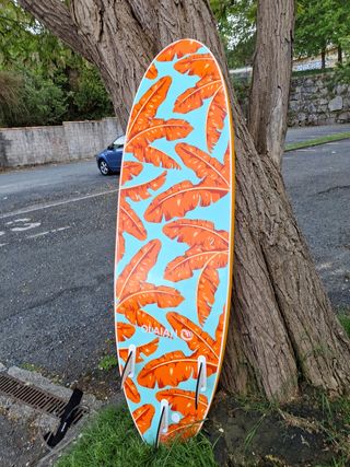 Tabla de surf Olaian con quillas y leash