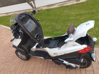 Piaggio MP3 500 LT Scooter