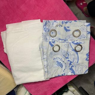 Cortinas con diseño floral azul y blanco
