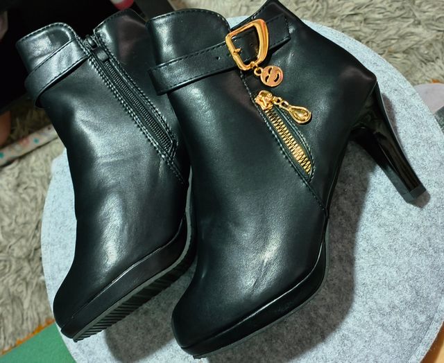 Botines de tacón negros con detalles dorados