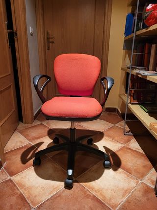 Silla de estudio negra y roja