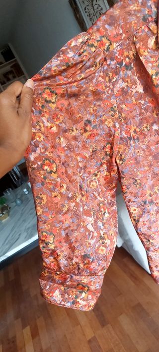 Blusa estampada flores estilo óleo