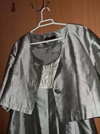 Traje  .
tela seda salvaje .