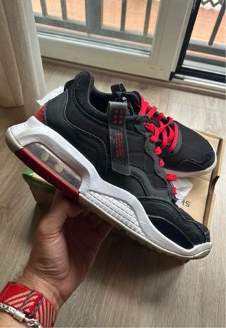 Zapatillas Jordan MA2 Negras y Rojas