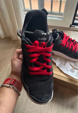 Zapatillas Jordan MA2 Negras y Rojas