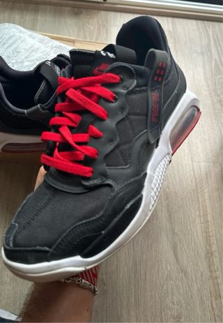 Zapatillas Jordan MA2 Negras y Rojas