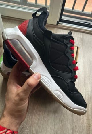 Zapatillas Jordan MA2 Negras y Rojas