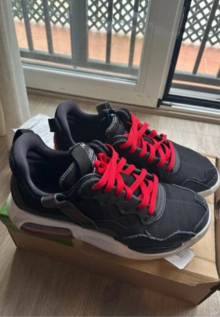 Zapatillas Jordan MA2 Negras y Rojas