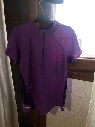 Camiseta deportiva Nike morada y negra