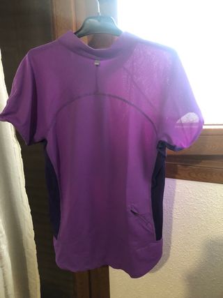 Camiseta deportiva Nike morada y negra