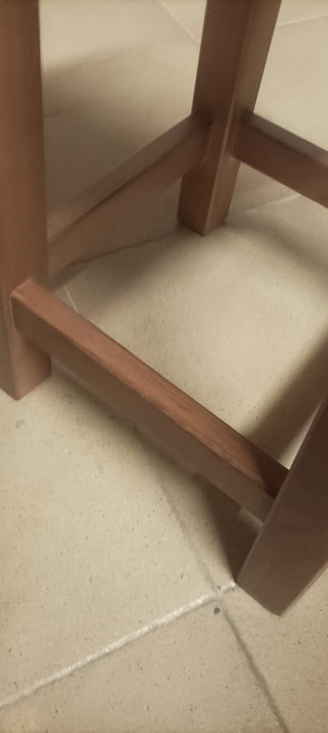 Taburete bajo de madera