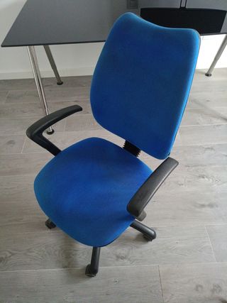 Silla de oficina Versoni azul y negra