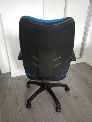 Silla de oficina Versoni azul y negra