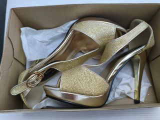 Zapatos de tacón dorados talla 39