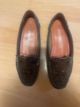 Leirong Mocasines Marrones con Detalles Dorados