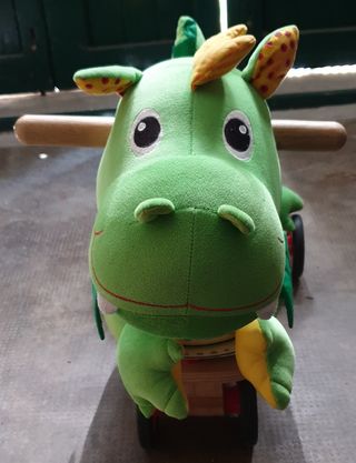 Drago di peluche cavalcabile con ruote 