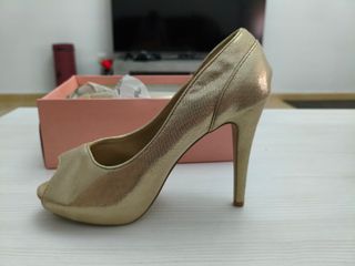 Zapatos de tacón dorados talla 37
