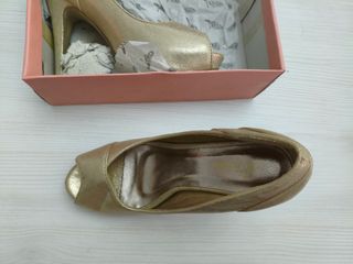 Zapatos de tacón dorados talla 37