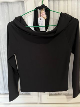 Top negro manga larga cuello halter noon