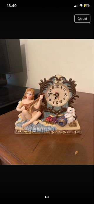Orologio da tavolo decorativo con figura