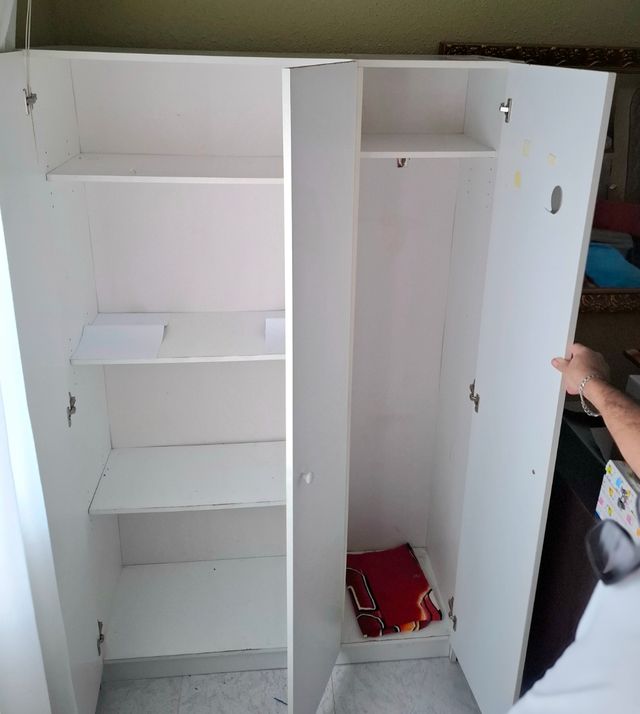 Armario blanco con baldas