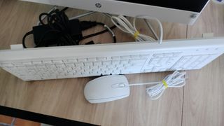 PC sobremesa Intel Core i3 10th. Teclado y ratón.
