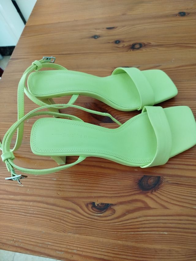 Sandalias Bershka verdes talla 37