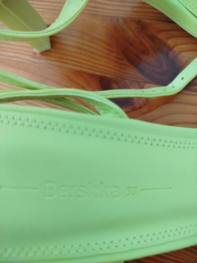 Sandalias Bershka verdes talla 37