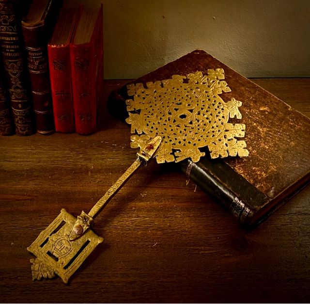 Antigua Cruz procesional etíope en bronce de 37cm