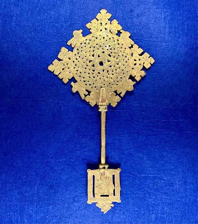 Antigua Cruz procesional etíope en bronce de 37cm