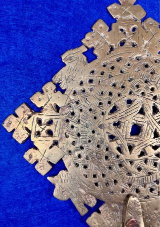 Antigua Cruz procesional etíope en bronce de 37cm