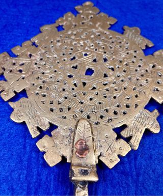 Antigua Cruz procesional etíope en bronce de 37cm