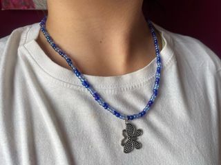 Collar de cuentas azul con colgante de mariposa 