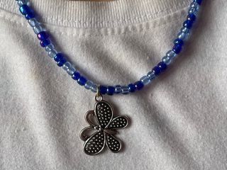 Collar de cuentas azul con colgante de mariposa 