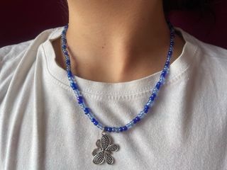 Collar de cuentas azul con colgante de mariposa 