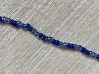 Collar de cuentas azul con colgante de mariposa 