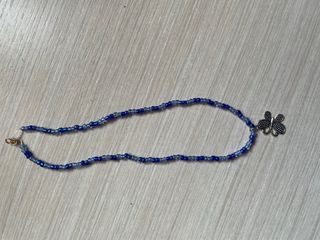 Collar de cuentas azul con colgante de mariposa 