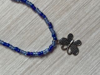 Collar de cuentas azul con colgante de mariposa 