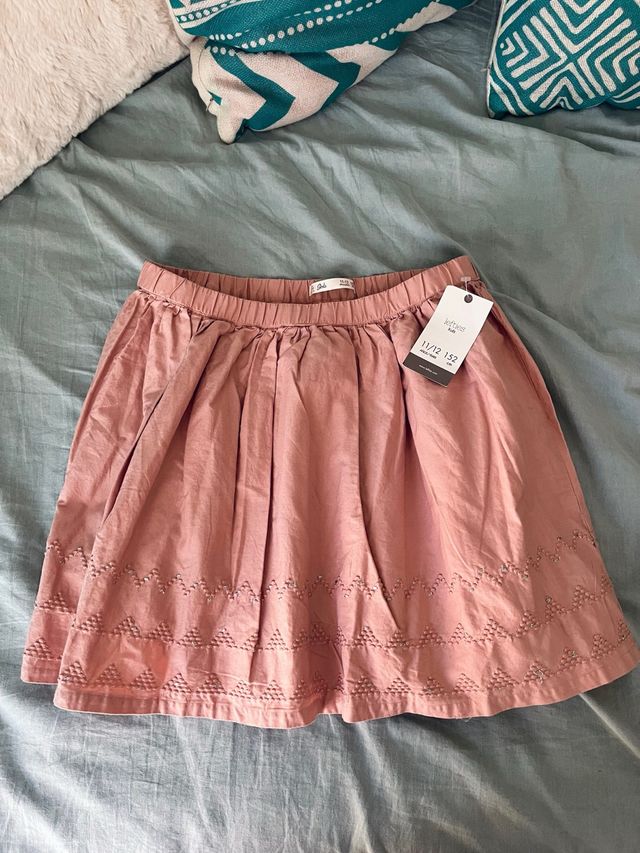 Falda rosa con bordado