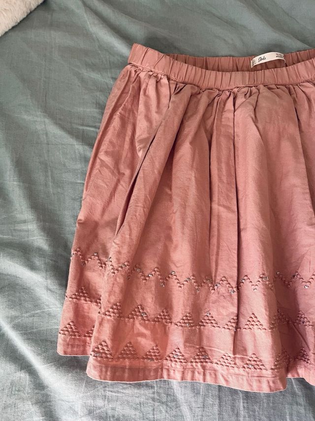 Falda rosa con bordado