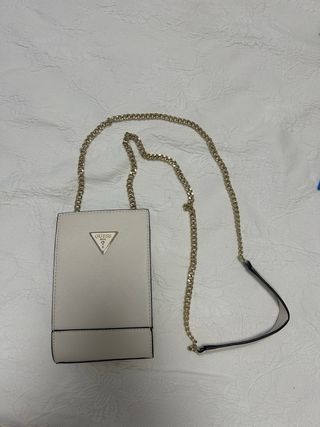Bolso blanco con cadena dorada